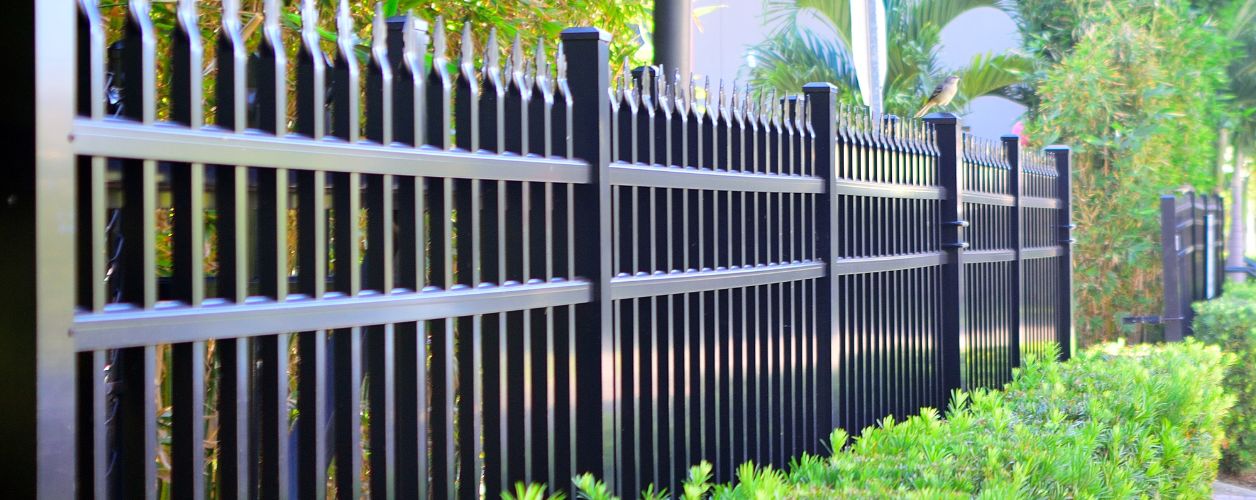 10 Stylish Garden Fence Ideas To Transform Your Outdoor Space